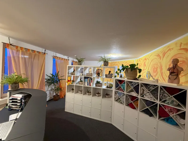 Empfangsbereich der Embrica Therapie – warme Atmosphäre mit Handtüchern und Pflanzen