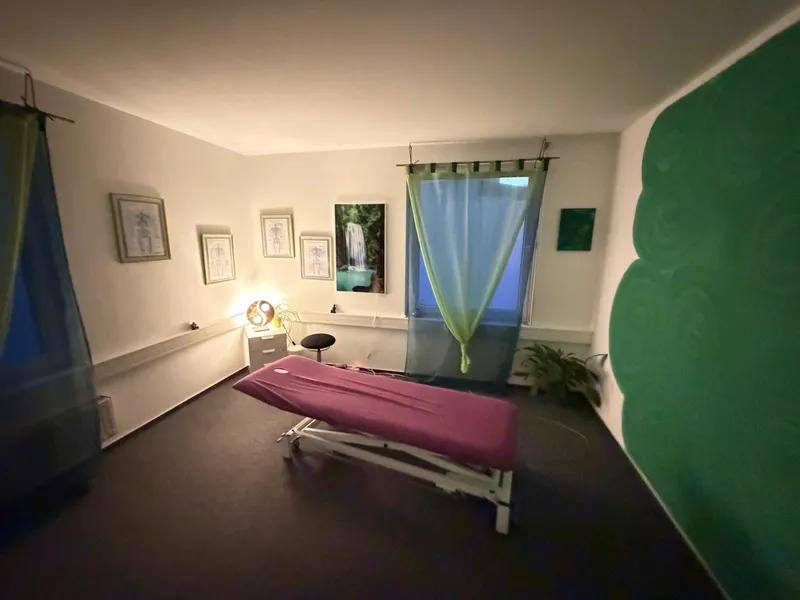 Behandlungsraum der Embrica Therapie mit grünem Farbkonzept