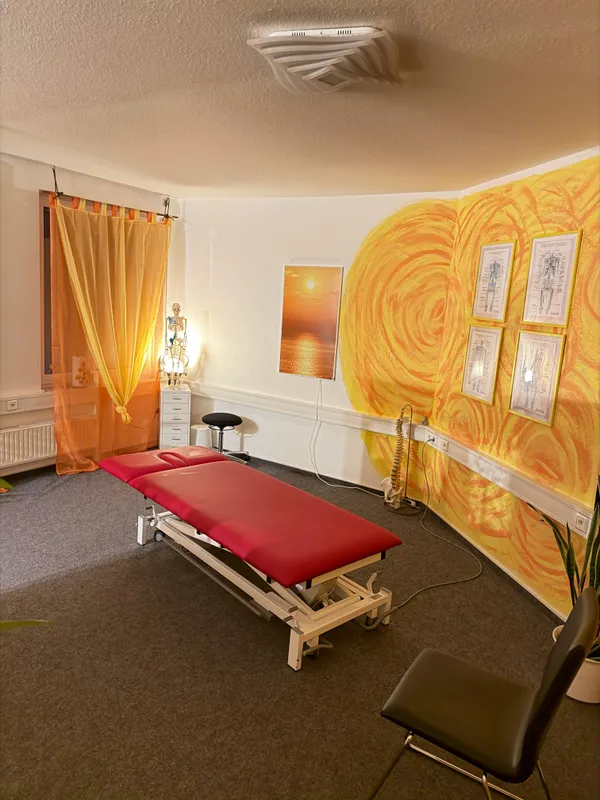 Behandlungsraum der Embrica Therapie – warme Atmosphäre mit Behandlungsliege