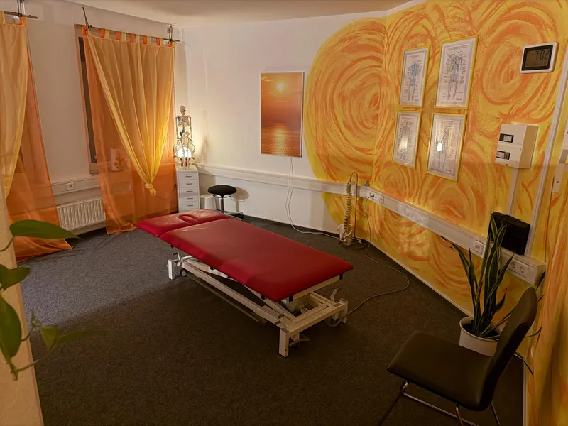 Behandlungsraum der Embrica Therapie mit Behandlungsliege